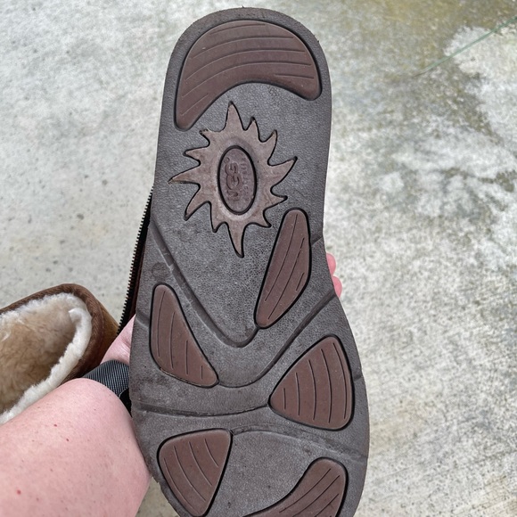 UGG boots.  Very clean and in good condition.  Metal label on the back. - Picture 6 of 7
